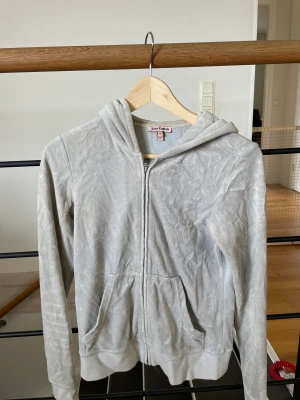 Juicy couture - Ljus grå juicy couture tröja i storlek M
