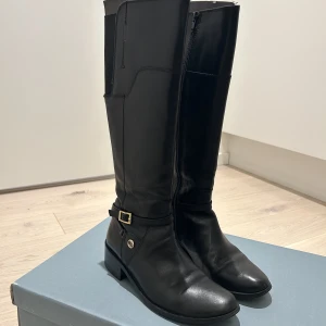 Dasia stövlar - Fina Dasia stövlar inköpa från Scorett. Strl 36, extremt små i vaderna (W1). Stövelvidd: ca 31-32 cm. Stövlarna är använda mycket vilket främst känns av på insidan. Bra skick i övrigt.