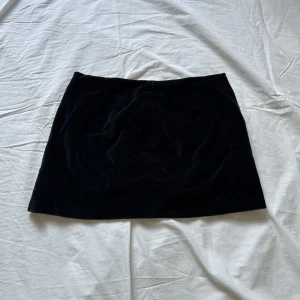 Sammets kjol - Svart sammets kjol. 36 cm tvärs över midja. Längd 31 cm