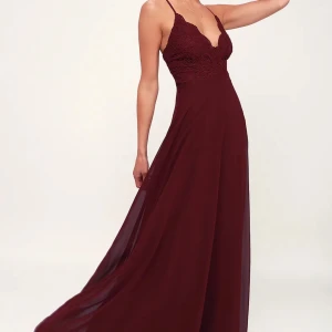 Balklänning - Vinröd balklänning från Lulus. Nypris 1200 säljer för 350kr Använd 1-2 gånger. Passar XS och S