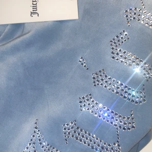 Taylor T-shorts juicy couture  - Jätte fint och skönt stick, storlek S, säljer pga att ja ej använder och har aldrig använt, köparen står för frakt! 💌