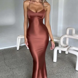 Bal/finklänning - Säljer denna otroligt fina rost-färgade klänningen då den tyvärr inte riktigt passade mig. Inköpt för ca 1 vecka sedan och endast provad en gång. Nypris 800:-