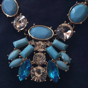 Halsband  - Vackert halsband med turkosa och vita rhinestones   Ej äkta silver 