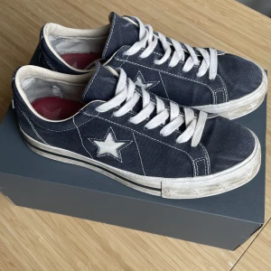 Mörkblå converse - Mörkblå platå converse. Väl använda, storlek 42.