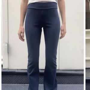 Brandy Melville  - Mörkblåa brandy Melville byxor, använda fåtal gånger, köpta för 260