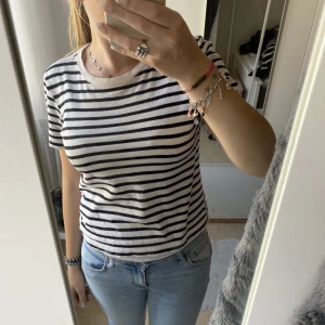 Zara t-shirt - Randig zara t-shirt. Köpt för ett år sen, använd många gånger men inga defekter. 