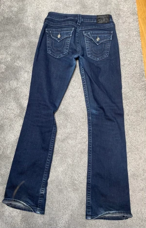 True religion jeans - Jeans från true religion, skriv för fler bilder på slitningar! 🥰🥰