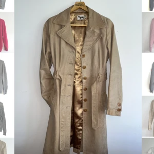 Beige Läderjäcka - Vintagejacka från Joy av äkta läder och glansig insida. Inga skador, tämligen styvt material. Ej använd. 