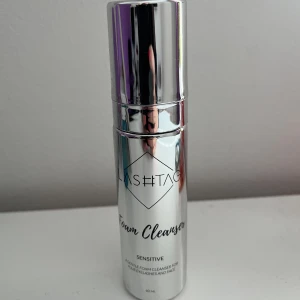 Lashtag  - Oanvänd, ny ögonfrans tvätt. För lösögonfransar. Köpt för ca 140kr. Jag tar bara swish! Man applicerar den på dina lösögonfransar för att göra rent dem.