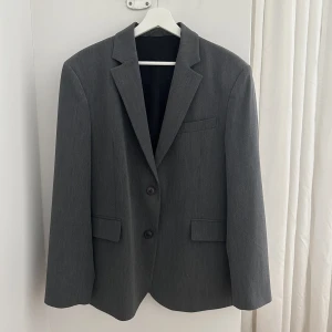 Djerf Avenue blazer - Säljer denna fina blazer från Djerf Avenue då den inte kommer till användning längre 🩶  Blazern är i strl M och färgen Grey. Modellen heter Forever Blazer 🤍