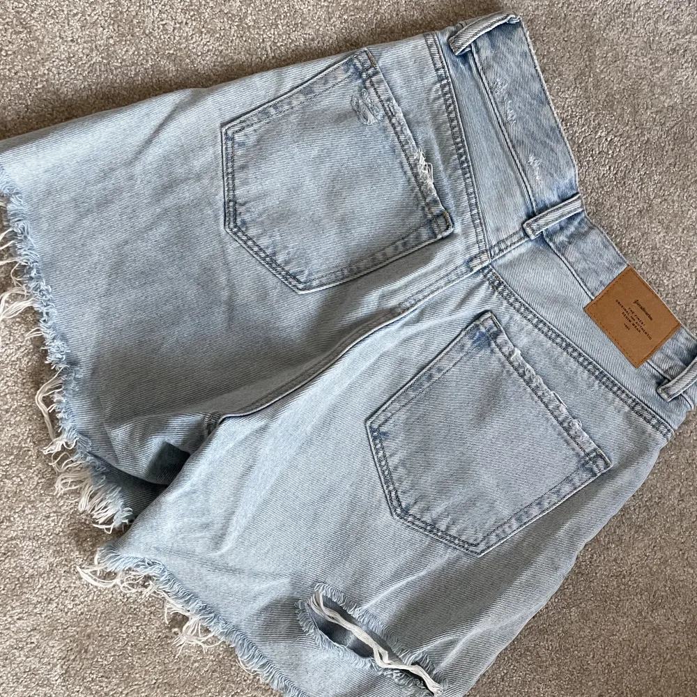Dom är köpta förra året, från stradivarius, shortsen är lite längre och är storlek 36. Jeans & Byxor.