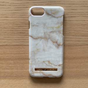 Ett mobil skal med motiv av marmor. Det är lite slitet på kanterna men det syns knappt. Det är från ideal of Sweden. Det är till iPhone 6/7/8 och SE 🩷