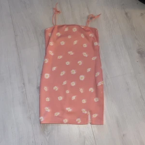 Klänning - En blommig klänning från shein, använt 1-3 gånger ( EJ FRI FRAKT