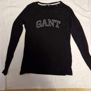 Svart T-shirt med lång ärm från Gant i stl XS. Oanvänd. Frakt tillkommer enligt nedan