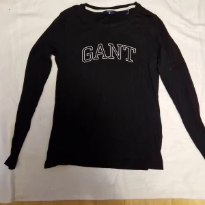 Gant långärmad t-shirt stl XS - Svart T-shirt med lång ärm från Gant i stl XS. Oanvänd. Frakt tillkommer enligt nedan