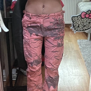 midrise cargo y2k - midja 74 (stretchig) innerbensmått 70 cm, bootcut 20,5 cm!!! superfina cargo byxor dem är midrise och stretchiga i midjan, skitfeta detaljer på sidan och de står "western coast line" på benet bak!! fråga för flera bilder eller om ni har prisförslag!!