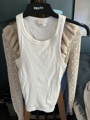 Sommarlinnen - Säljer dessa tre jättefina linnen. De orangea och vita linnet är i strl XS och det blå i strl S. Kan tänka mig att sälja alla tre för endast 120kr💗
