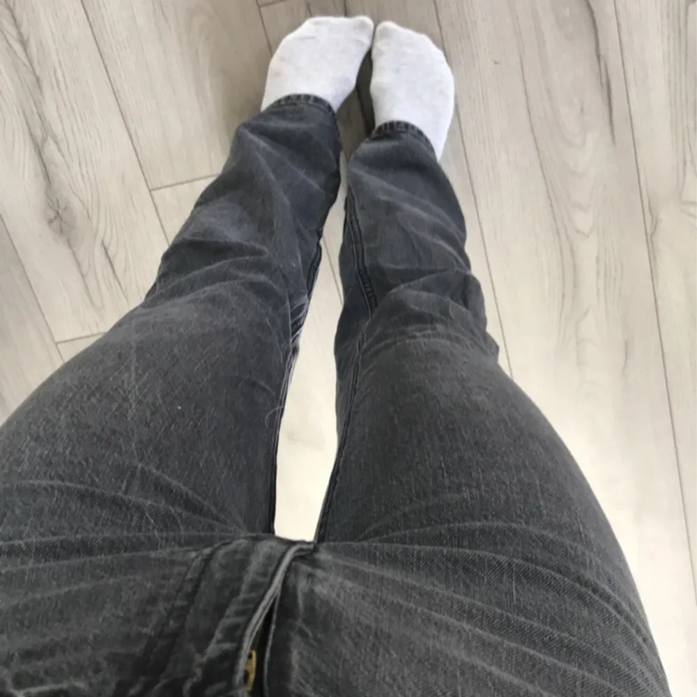 Raka jeans från Hm, dem är i bra skick och knappt använda☺️. Jeans & Byxor.
