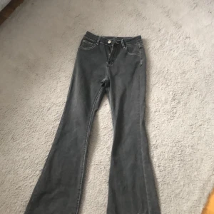 Byxor  - Jeansbyxor med fjärils fickor på