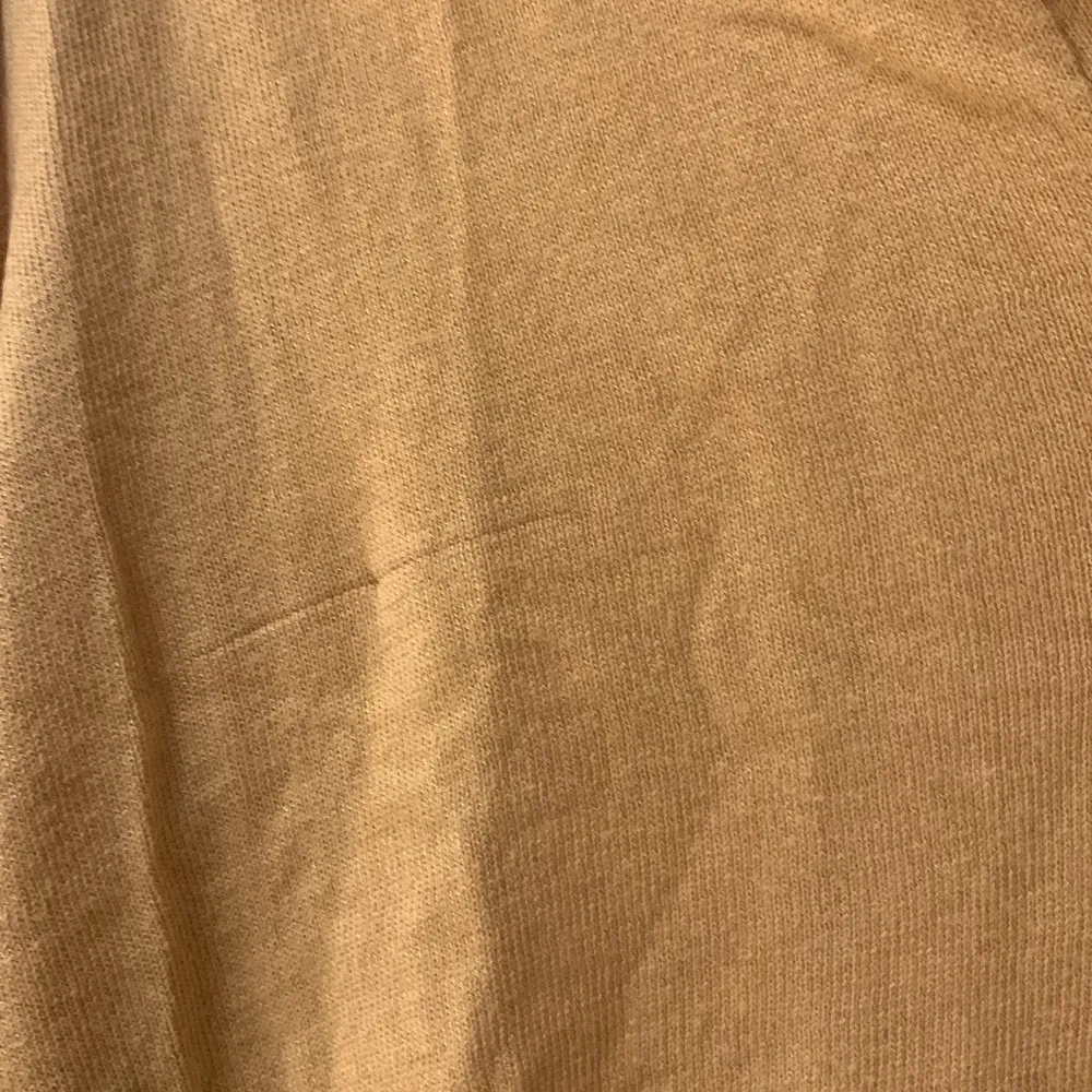 Gulfärgad långärmad tröja från mango, har ett litet streck på överdelen av tröjan.. Toppar.