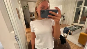 Supergullig T-shirt - Säljer denna supersöta vita T-shirten från zara med gullig detalj vid armarna. Köpt förra sommaren med sparsam användning!