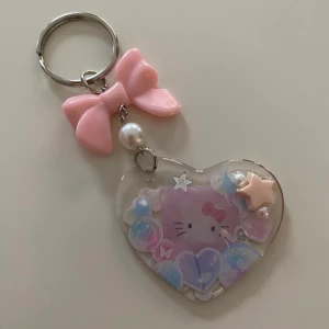 Hello Kitty nyckelring  - Tryck gärna på köp nu :) Hangjord hello Kitty nyckelring, plasten är lite ojämn på baksidan där av priset (ingenting man tänker på, syns bara om man tittar nära) <3