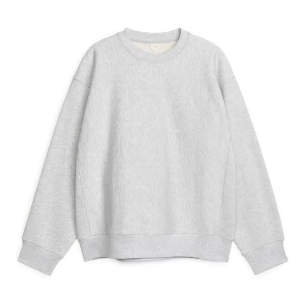 En helt vanlig grå sweatshirt från Arket i storlek xs. Använd fåtal gånger så den är i bra skick. . Tröjor & Koftor.