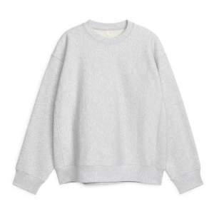 En helt vanlig grå sweatshirt från Arket i storlek xs. Använd fåtal gånger så den är i bra skick. 