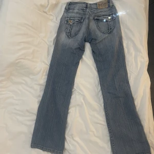 Lowwaist Vintage flared jeans - Supersnygga ljusblå jeans i en jättefin tvätt. Jag är 165 cm. 
