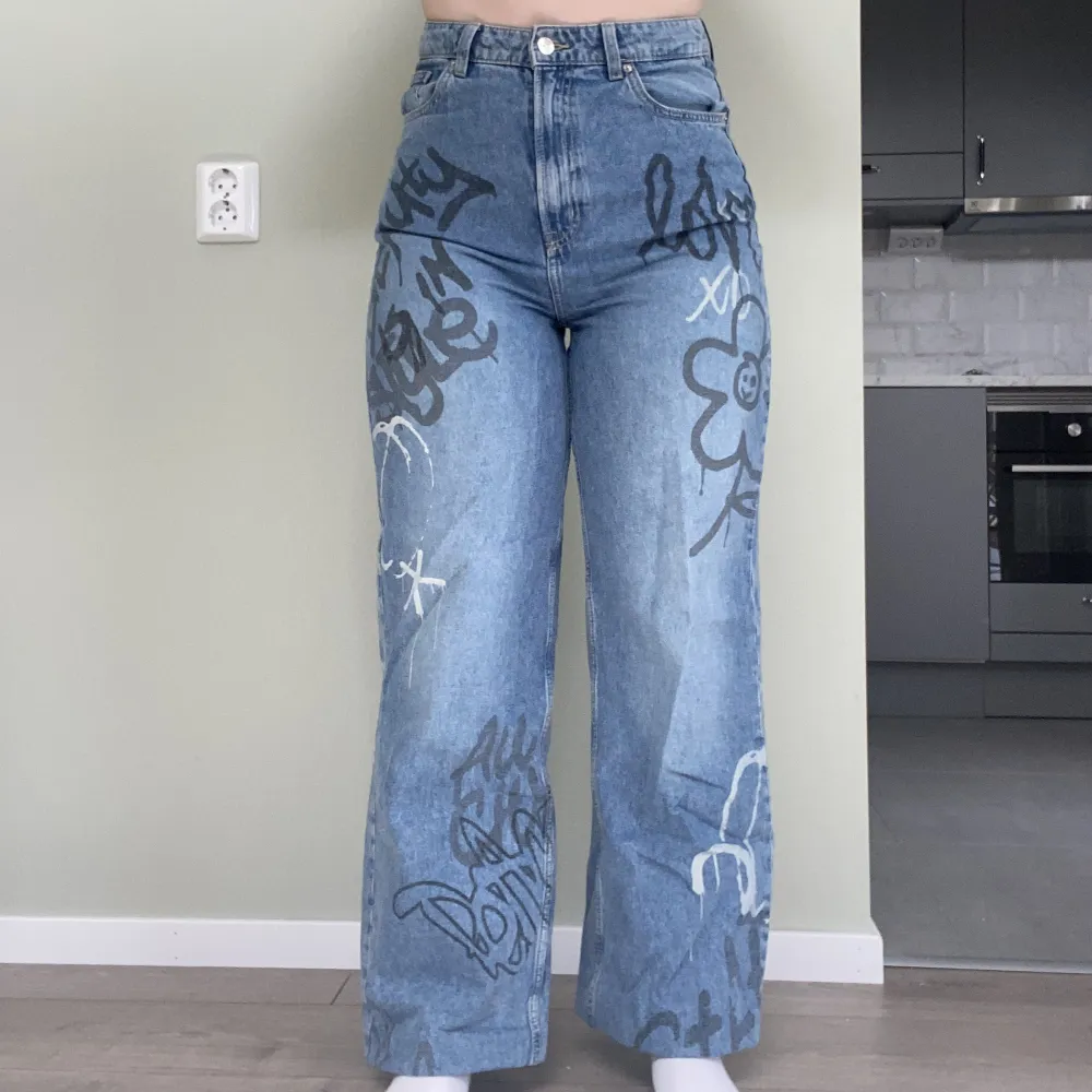 H&M Divided skater jeans, högmidjade raka ben med graffiti tryck⚔️ Jeansen är uppsydda men inget som märks av.. Jeans & Byxor.
