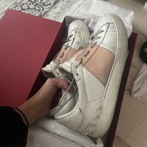 Valentino skor - Säljer mina klassiska, äkta valentino skor:( dessa är så Himla fina och går verkligen att ha till allt! Köpte de för ett år sedan för 3000kr på Vestiaire collective, men eftersom att jag har slitit ut de lite säljer jag för halva priset💘de går att tvätta😉