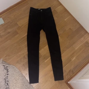 Skinny jeans🙂 - Svarta skinny jeans🫶🏼 är i storlek S men sitter som XS🙂 original pris 299kr🫶🏼