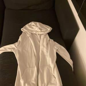 Säljer nu min vita zip hoodie då den har blivit lite för liten. Den är använd men verkligen inget fel på den.👍🔥