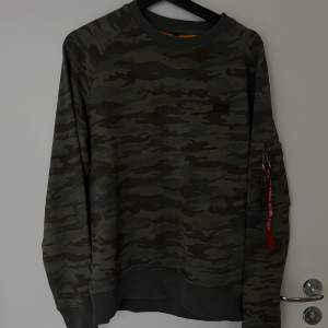 Alpha Industries sweatshirt i mycket fint skick. Herrmodell i M