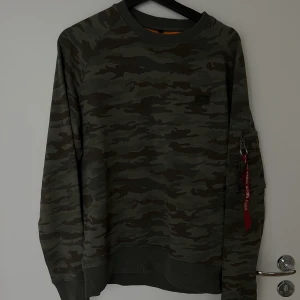 Alpha Industries sweatshirt  - Alpha Industries sweatshirt i mycket fint skick. Herrmodell i M