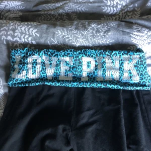 Victoria secret yoga pants!  - INTRESSEKOLL!!! På mina yoga byxor, de är till vaderna så alltså inte bootcut! Men de är superfina på och väldigt sköna! De är i storlek s men skulle även passa större 🥰