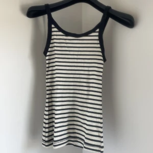 Linne - Randigt,fint linne från H&M! Köparen står för frakten🩷