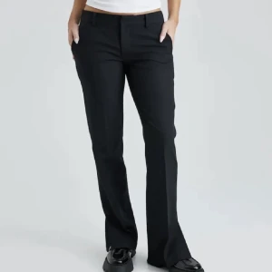 Lågmidjade kostymbyxor  - Säljer nu mina lågmidjade kostym byxor från bikbok ”vera kostymbyxa” då de inte har kommit till användning och ligger och tar plats i garderoben . Näst in till oanvända, super fint skick! Orginal pris 400 💘 