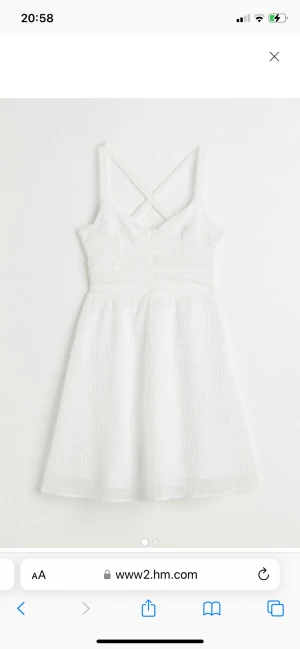 Vit klänning  - Säljer denna vita klänning från h&m för att den inte passar min kroppsform.🩷