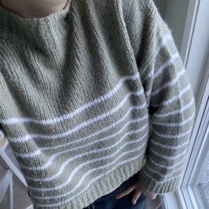 NATIVE YOUTH stickad tröja (S) - Jättemysig och fin grön grovstickad tröja med vita ränder från NATIVE YOUTH i storlek S. Tröjan har används ett fåtal gånger men är i nyskick, kroppad. Jättemysig tröja för vardag och myskvällar💚