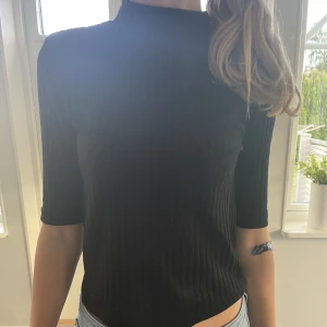 ribbad topp - supersöt ribbad topp från monki, säljs då den tyvärr sällen kommer till användning. Kontakta vid frågor 💞