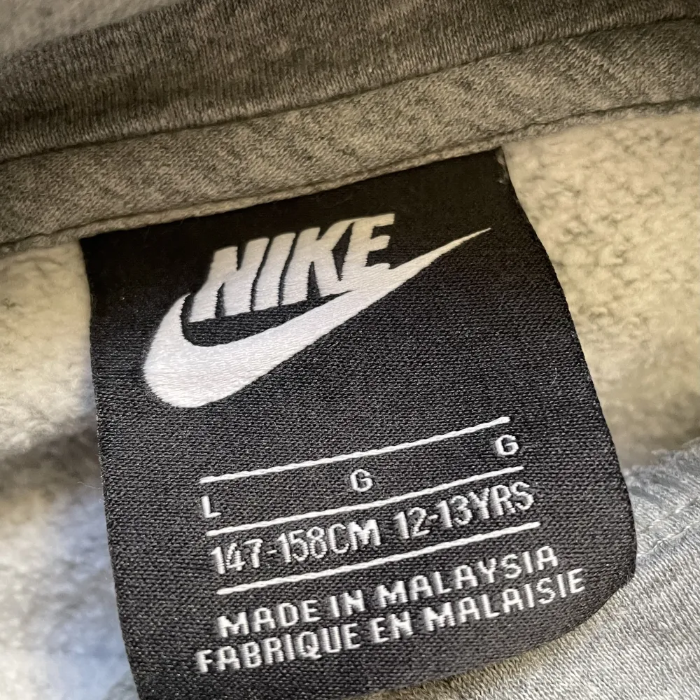 En grå hoodie från märket Nike. Hoodiens skick är 7/10. Storlek: 147/158.. Tröjor & Koftor.