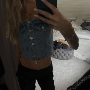 Jeans Topp - Snygg jeans topp från shein. Köpt för 200kr, använd 2 gånger. Nyskick🩵