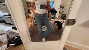 Weekday jeans - Säljer ett par väldigt sköna weekday jeans i en väldigt fin färg!! Nypris är typ 400 eller något sådant! Supersnygg mer los waist modell, twig!