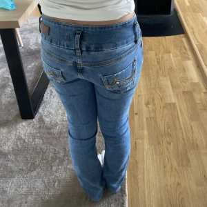 Ltb jeans - Säljer dessa jätte fina lågmidjade Ltb jeans som är köpa förra hösten och dom är straight fit, nyskick, skriv får fler bilder eller frågor ❤️