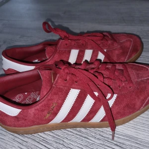 Röda adidas hamburg  - Dem är använda 1 gång, säljer pågrund av fel storlek, så dem är i mycket bra skick. Pris kan diskuteras. 