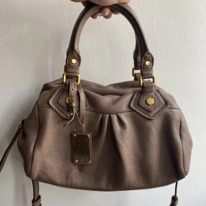 Marc Jacobs-väska - KVAR. Gammalrosa/brun-rosa Marc Jacobs-väska i mycket bra skick. Knappt använd.