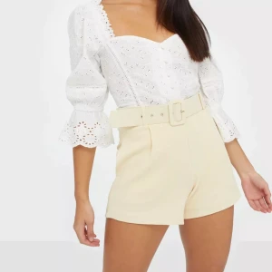 Nelly Tailored Belt Shorts - Luftiga shorts i krämig färg. Använt enstaka gånger. Några små trådar har gått upp på 2-3 ställen men inget anmärkningsvärt. Bältet ingår såklart. Bara att skriva för fler bilder eller frågor! ☺️🩷