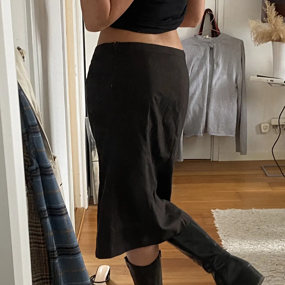 Matilda djerf liknande Midi skirt. Brun med vita små ränder som inte syns särkilt mycket.. Kjolar.