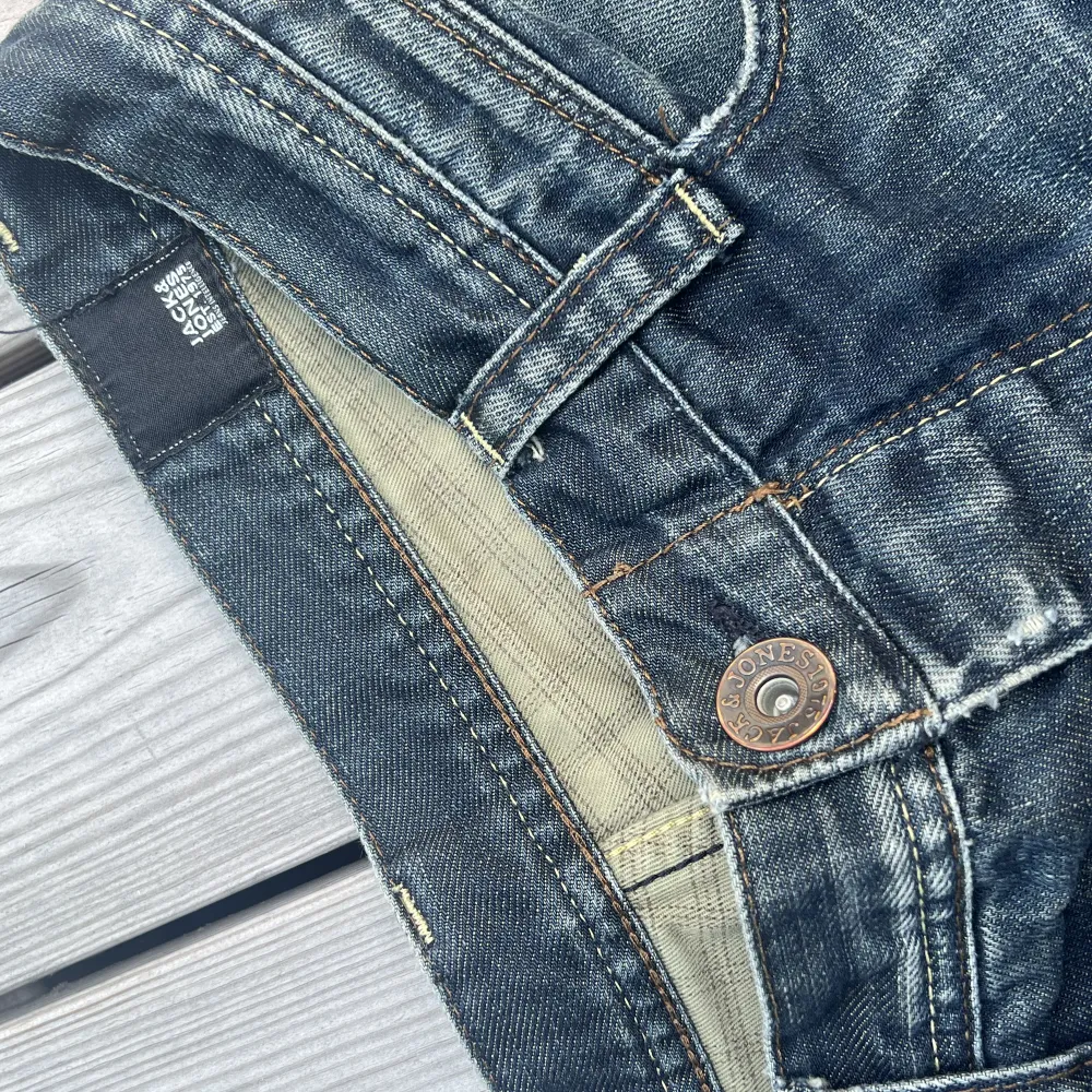 Storlek 30 Straight fit Jeans med sjukt snygg wash och mass små detaljer . Jeans & Byxor.